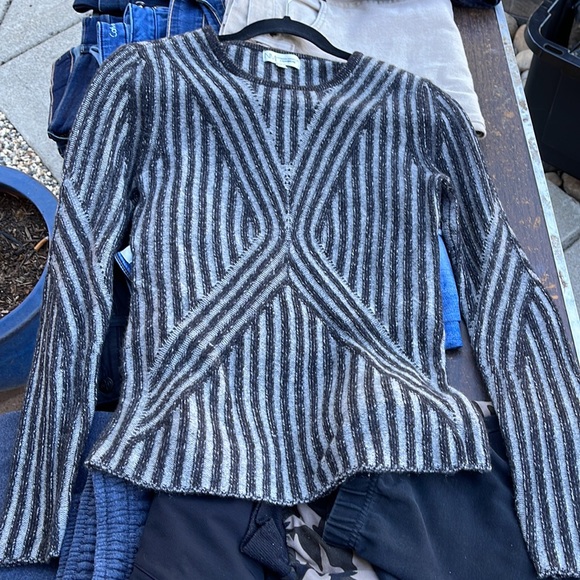 Beautiful Cashmere sweater black and gray size small - Picture 8 of 8